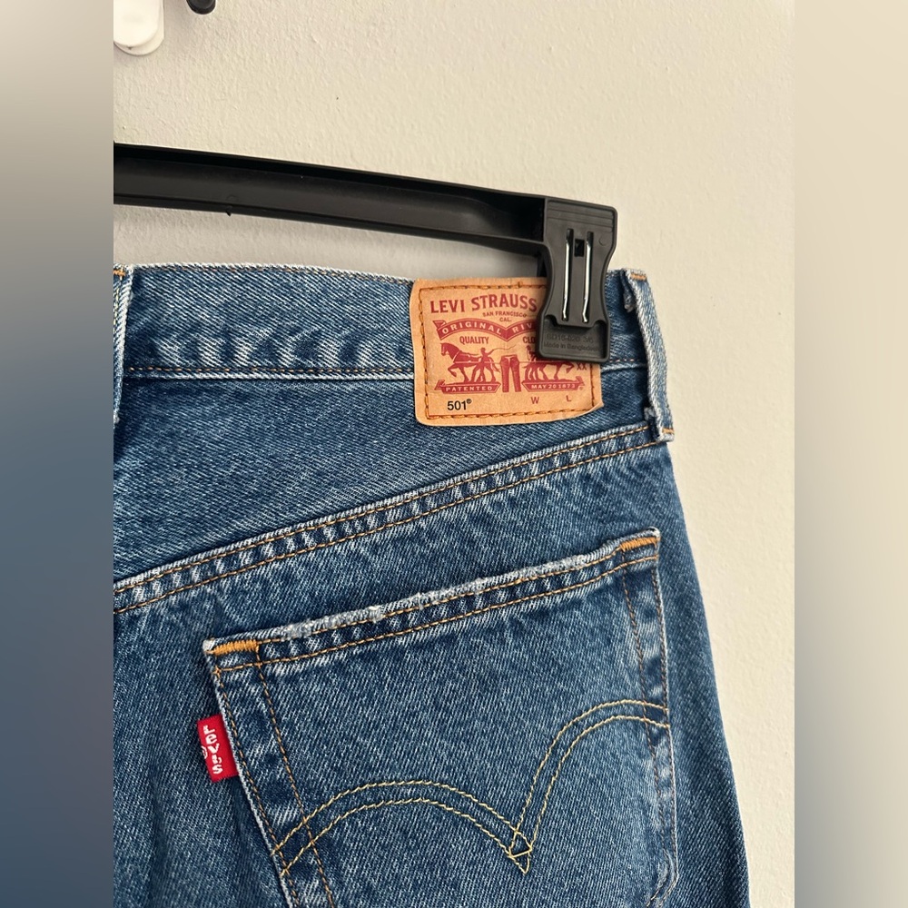 Levi’s Women’s High Rise Straight Leg Cropped Distressed Jeans Button Fly 28 - Picture 6 of 14